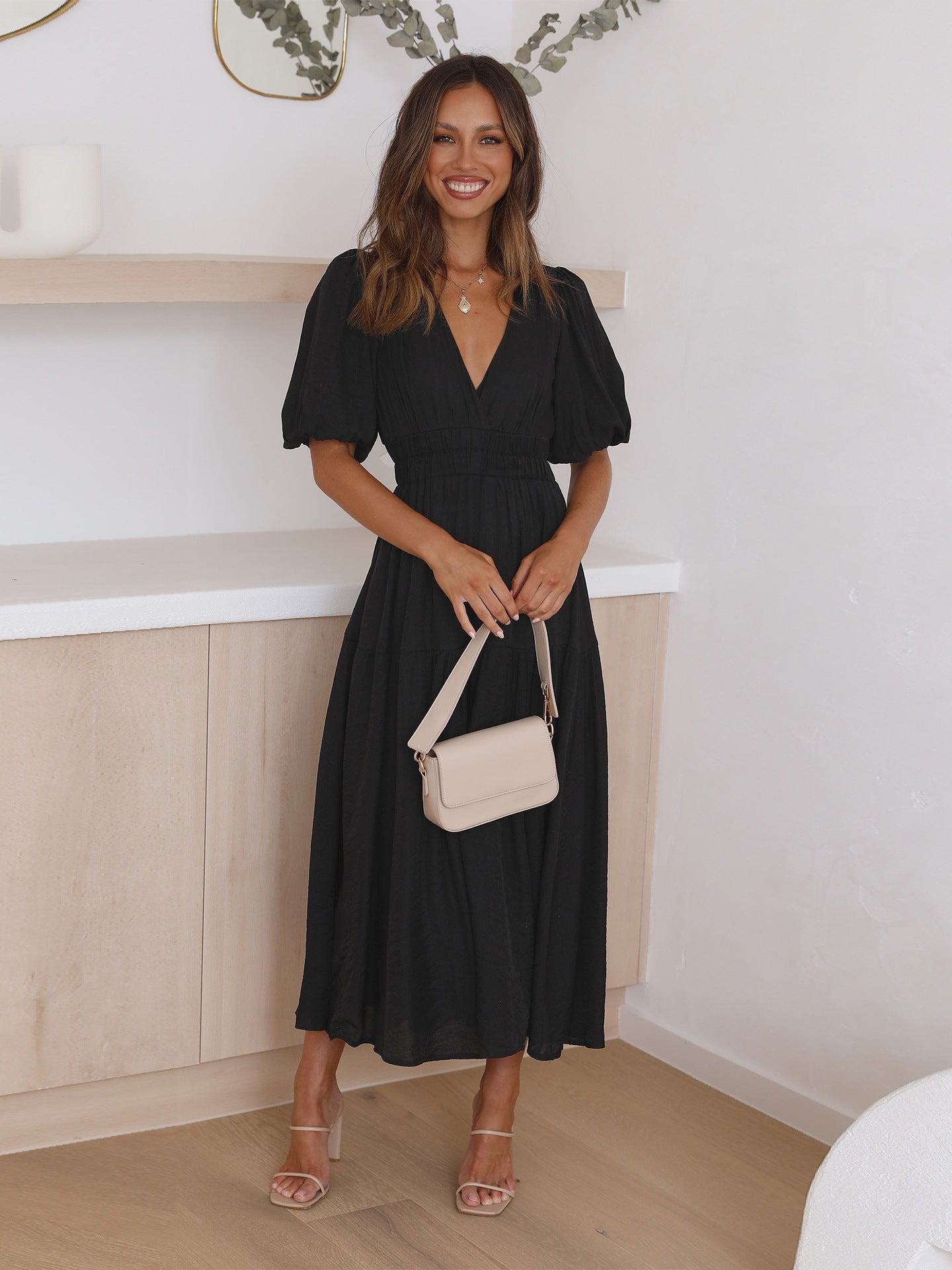Emilia - dress with V-neck and puff sleeves