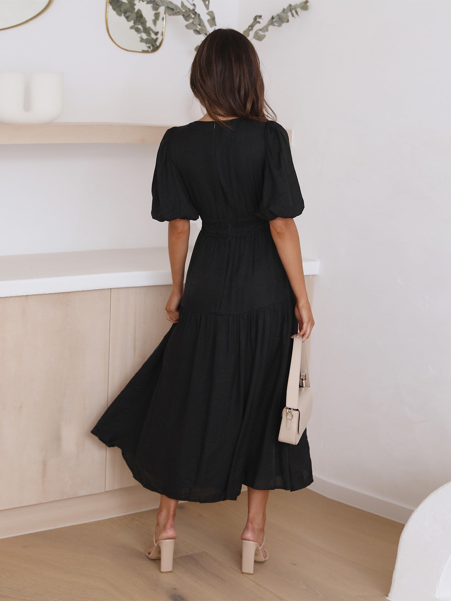 Emilia - dress with V-neck and puff sleeves