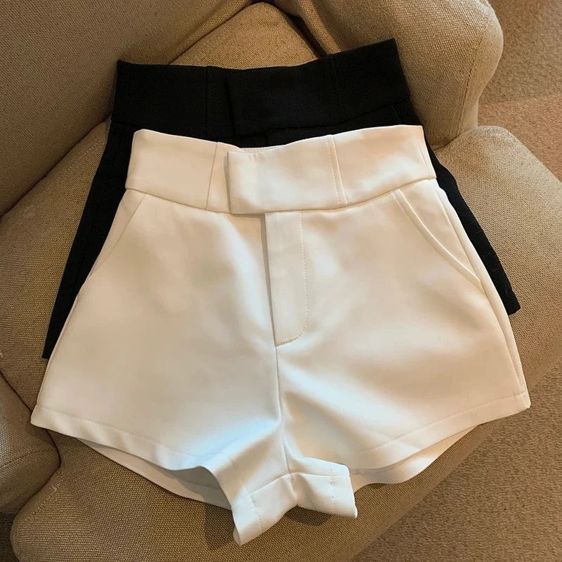 Sigrid - Elegant high waisted shorts
