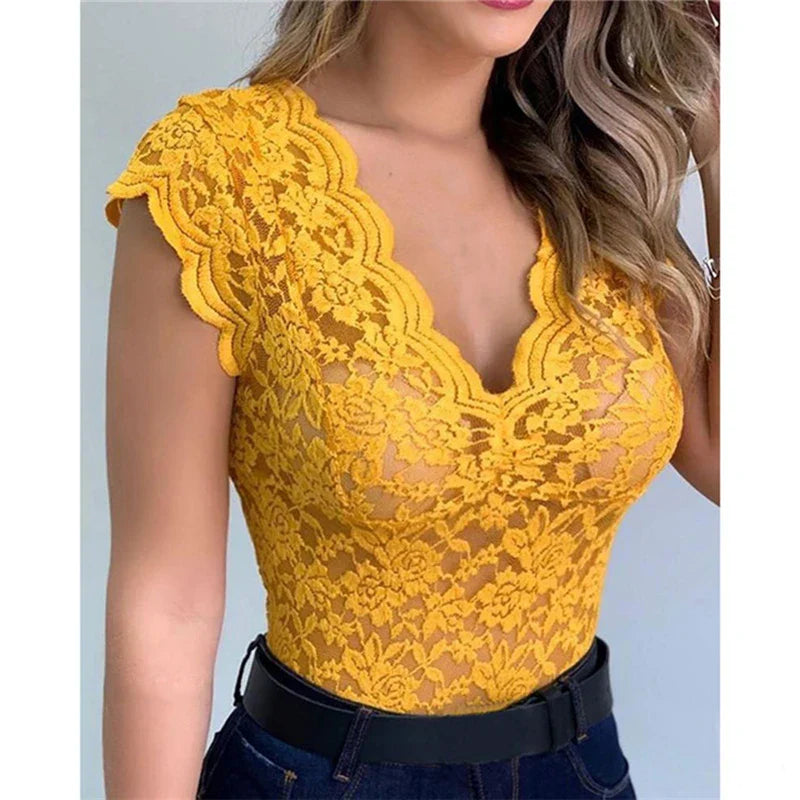 Stylish Women's Summer Top with Lace and Floral Pattern - SpitzenLicht