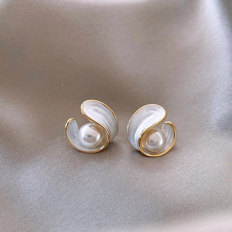 FIORA | SCULPTED PEARL EARRINGS
