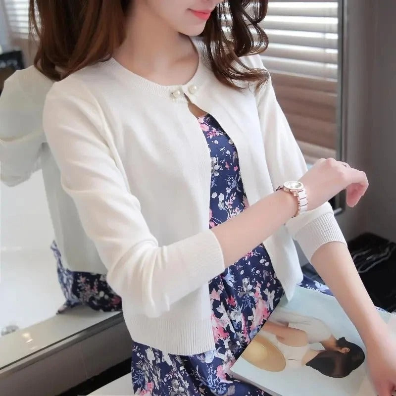 Isabel - Elegant knitted sweater with single mother-of-pearl button
