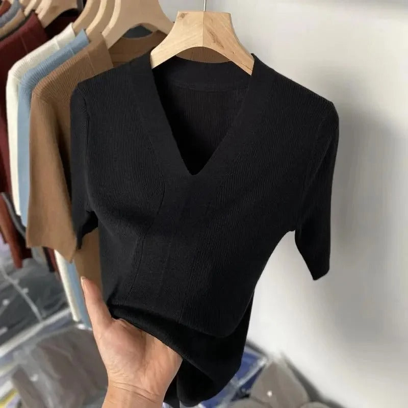 Phoebe - Knitted short sleeve shirt with V-neck and slim fit