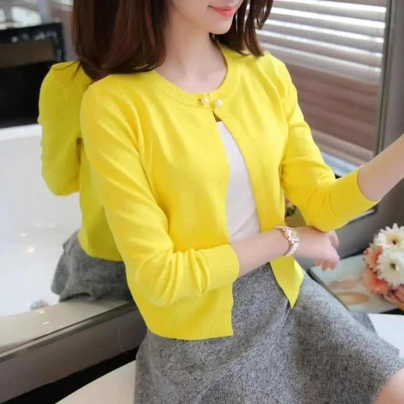 Isabel - Elegant knitted sweater with single mother-of-pearl button