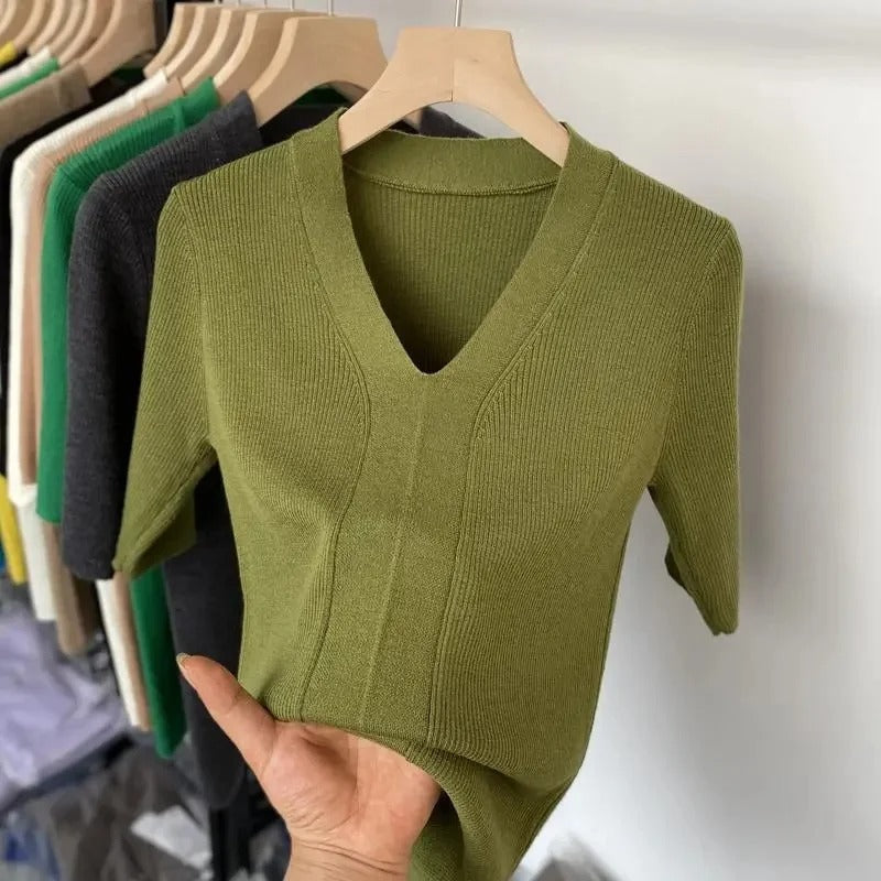 Phoebe - Knitted short sleeve shirt with V-neck and slim fit