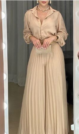 Rebecca - Luxurious, elegant top in khaki and flared trousers with lapels