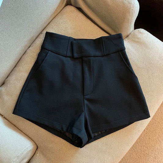 Sigrid - Elegant high waisted shorts