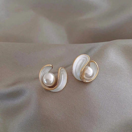 FIORA | SCULPTED PEARL EARRINGS