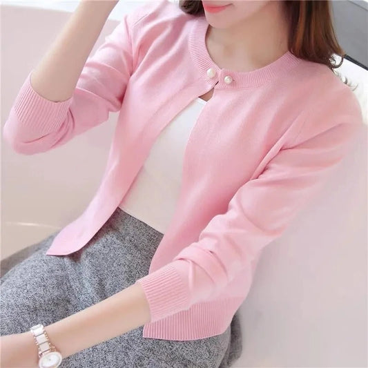 Isabel - Elegant knitted sweater with single mother-of-pearl button