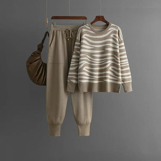 Cordelia - Knitted sweater and pants set with animal print
