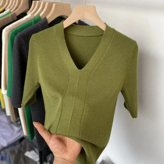 Phoebe - Knitted short sleeve shirt with V-neck and slim fit
