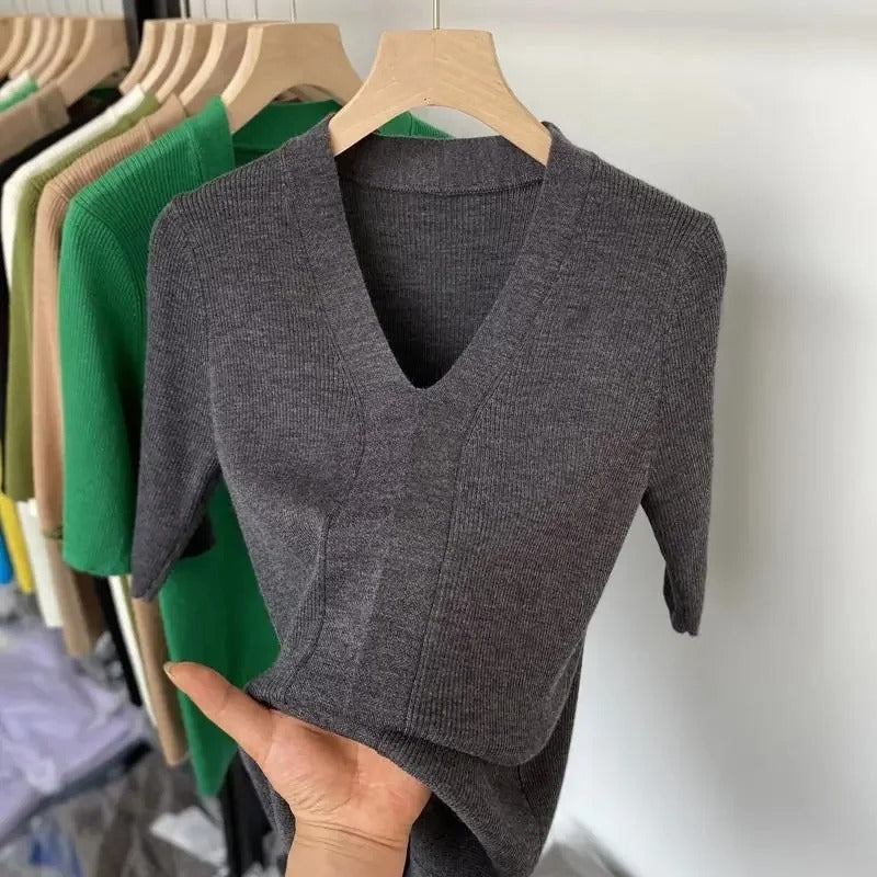 Phoebe - Knitted short sleeve shirt with V-neck and slim fit